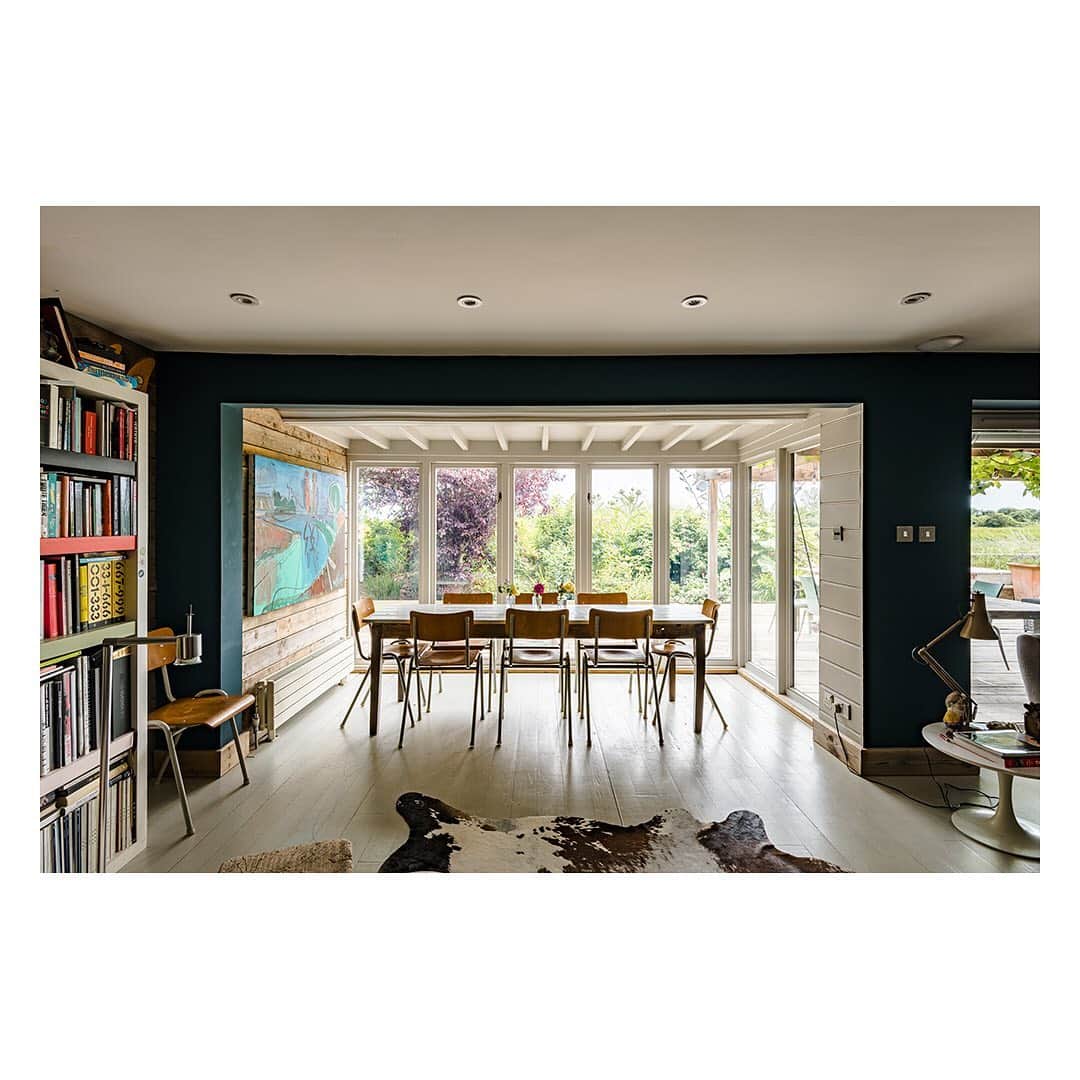 The Modern Houseさんのインスタグラム写真 - (The Modern HouseInstagram)「#forsale escape to the East Sussex coast with this riverside retreat in Rye. Click the link in our bio for the sales particulars.」7月2日 1時32分 - themodernhouse