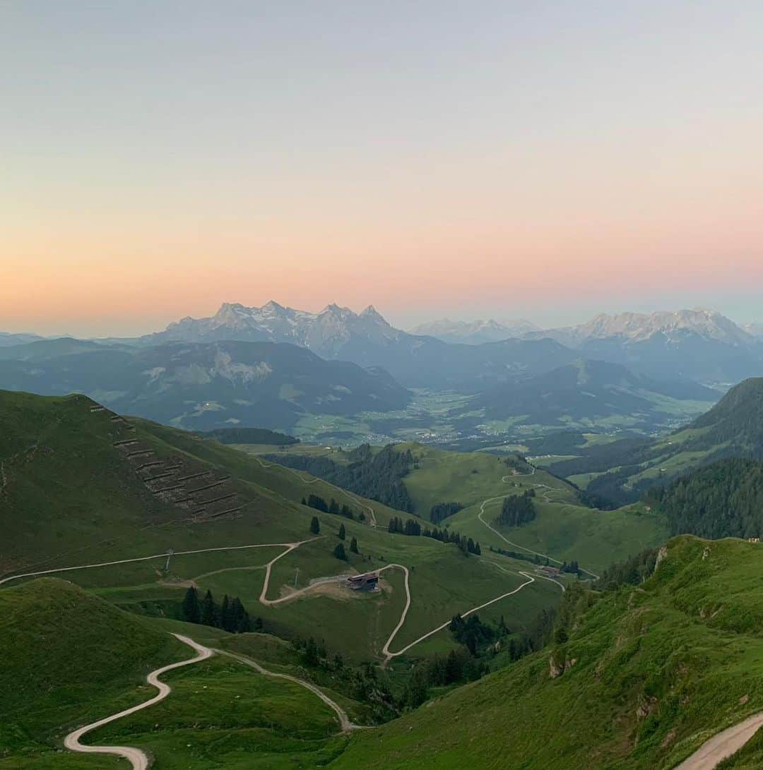 ローマン・ヴァイデンフェラーさんのインスタグラム写真 - (ローマン・ヴァイデンフェラーInstagram)「Ein tolles Wochenende, mit netten Freunden, in den Bergen verbracht. #natur #berge #landschaft #geburtstag #freunde #kitzbühel #streif #hahnenkamm」7月2日 1時40分 - romanweidenfeller