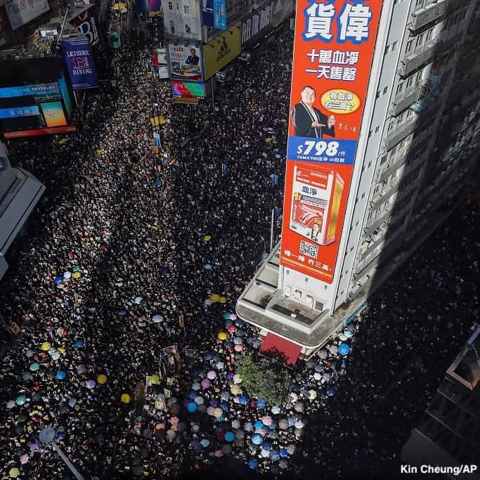 ABC Newsさんのインスタグラム写真 - (ABC NewsInstagram)「A demonstration in Hong Kong turned combative on Monday when a group of pro-autonomy protesters, surrounded by thousands of others, began ramming and bashing the Legislative Council building, marring an otherwise peaceful pro-democracy march. #hongkong #protest #china」7月2日 1時42分 - abcnews