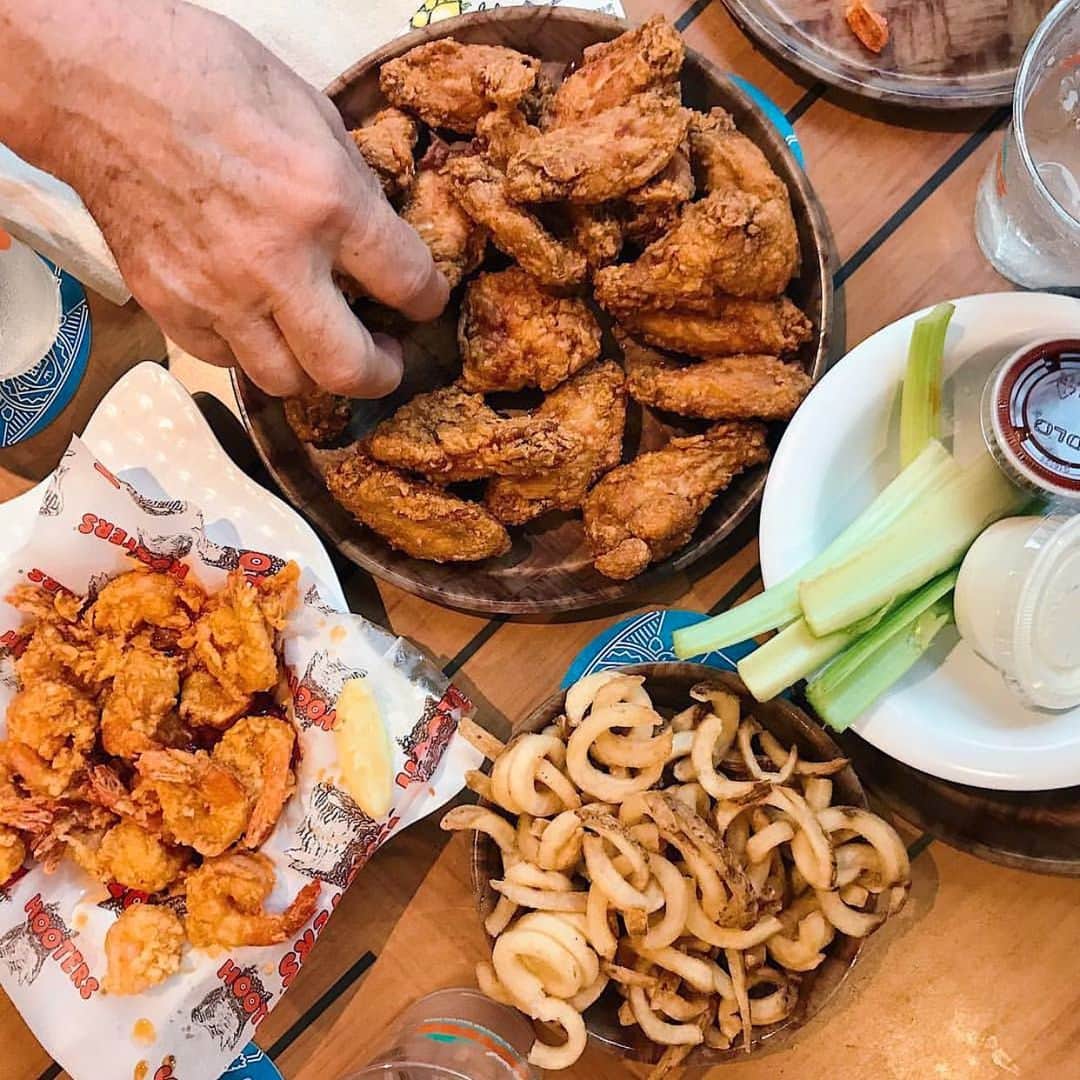 Hootersさんのインスタグラム写真 - (HootersInstagram)「Time to dig in 🙌 📸: @lalimatraviesa」7月2日 1時44分 - hooters
