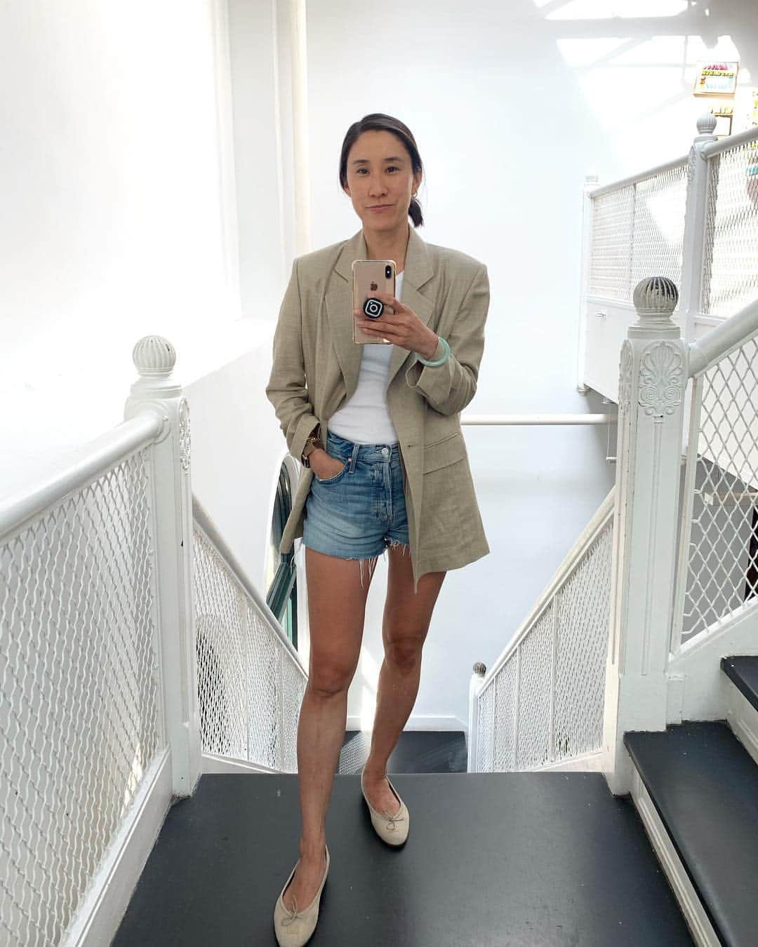 エヴァ・チェンさんのインスタグラム写真 - (エヴァ・チェンInstagram)「No makeup and tiny shorts BUT A BLAZER MAKES IT PROFESSIONAL!」7月2日 7時17分 - evachen212