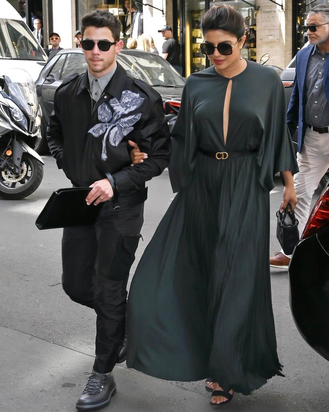 Just Jaredさんのインスタグラム写真 - (Just JaredInstagram)「@nickjonas and @priyankachopra hit up the @dior show in Paris today! #NickJonas #PriyankaChopra Photos: Getty & Backgrid」7月2日 1時49分 - justjared