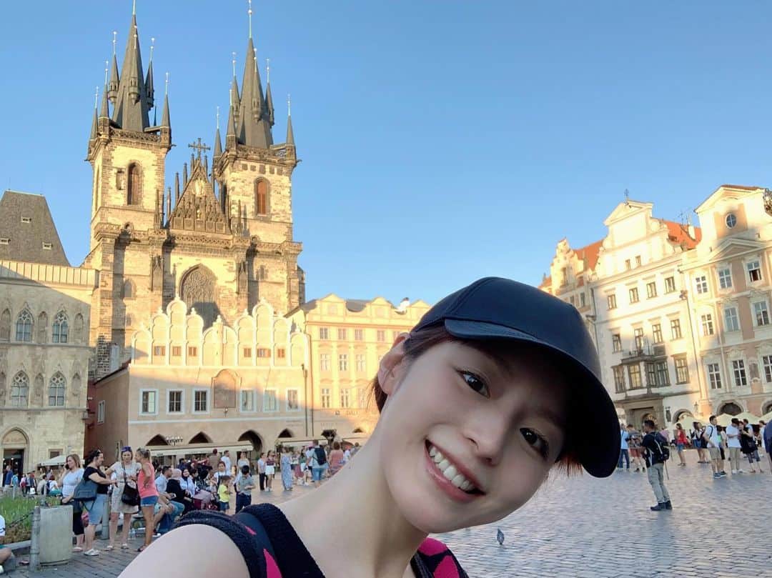 のインスタグラム：「すでに期待以上‼︎﻿ ワクワクする街、プラハ💖﻿ ﻿ 昔からずっと来てみたくて、またしても今回の旅で願いが叶いました✨﻿ ﻿ 昨日の夕方に到着し、またいつも通り地図なし散策〜♪﻿ 21時過ぎくらいまでずっと明るいので、夜景が撮れません！笑。﻿ ﻿ ﻿ 色々ごちゃ混ぜな感じもしつつ、﻿ 一本筋の通っているような、そんな印象。﻿ ﻿ ﻿ #praha #prague#プラハ﻿ #českárepublika #チェコ﻿ #ayahirano #平野綾」