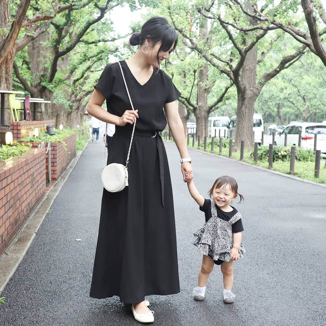 Eri Satoのインスタグラム：「black×ivoryリンクコーデ · @titivatejp の #ベルト付きVネックロングワンピース  Mサイズちょっと大きいかなと思ったので 今回はSにしたら動きやすくぴったりでした😋 · 今日は @chanimomo @marchin7 @yuikitiiii  とランチしたよ🍴 ちょっとの時間だったけど楽しかったなー😋 ほやほやbabyに癒された！  @parti.tokyo さんもありがとうございました💕 · #ティティベイト#titivate  #titivatestyle#fashion#ootd#outfit#code#coordinate#style#instafashion#instagood#instalike#ファッション#コーディネート#コーデ#プチプラ#プチプラコーデ#ママコーデ#ワンピコーデ#シンプルコーデ#mamagirl#locari#ママファッション #partegram#読者モデル#ママモデル#カジュアル#お洒落さんと繋がりたい#親子リンクコーデ愛好家」