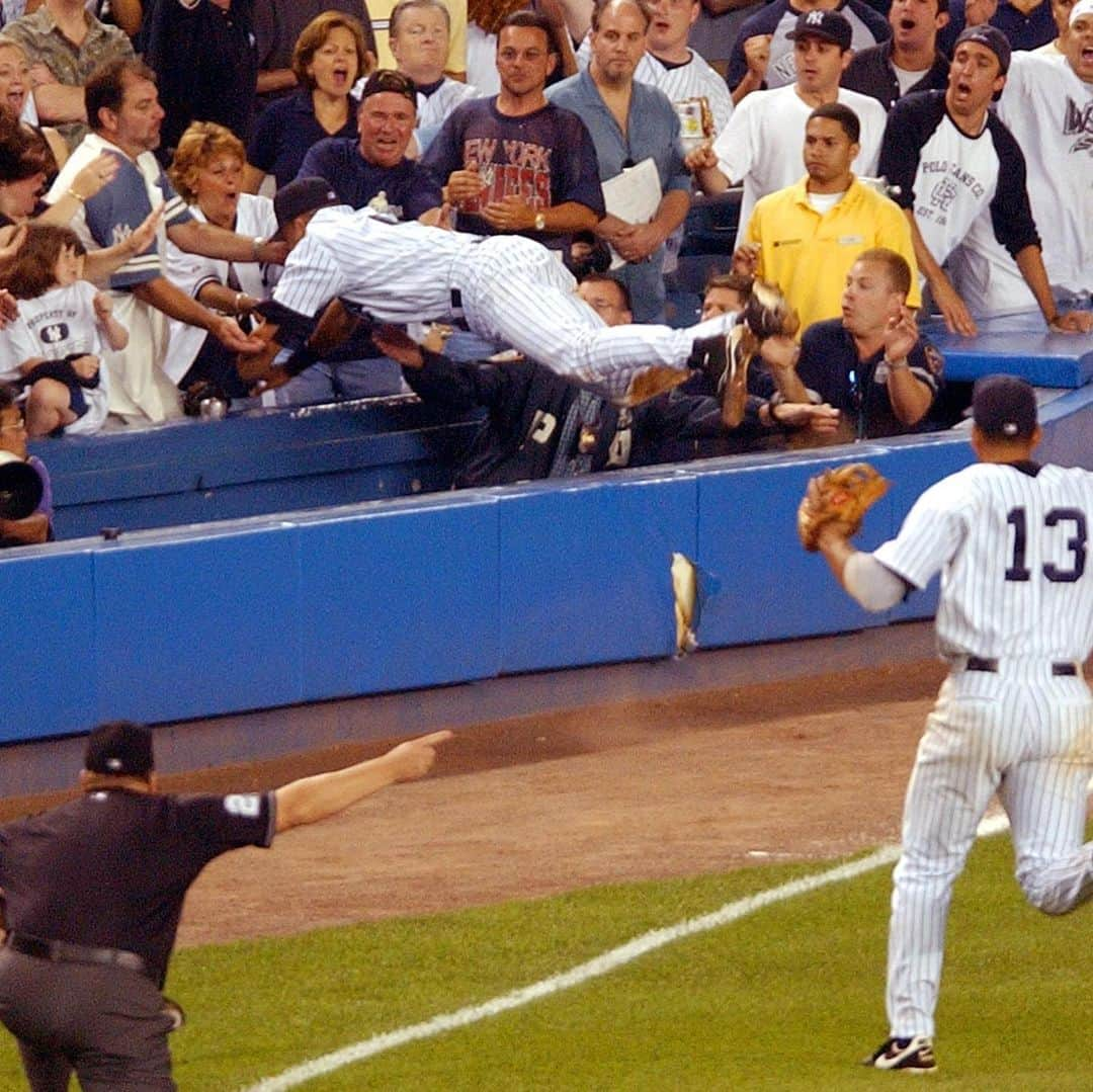 MLBさんのインスタグラム写真 - (MLBInstagram)「15 years ago today, Derek Jeter went all-out for #TheRivalry.」7月2日 1時56分 - mlb