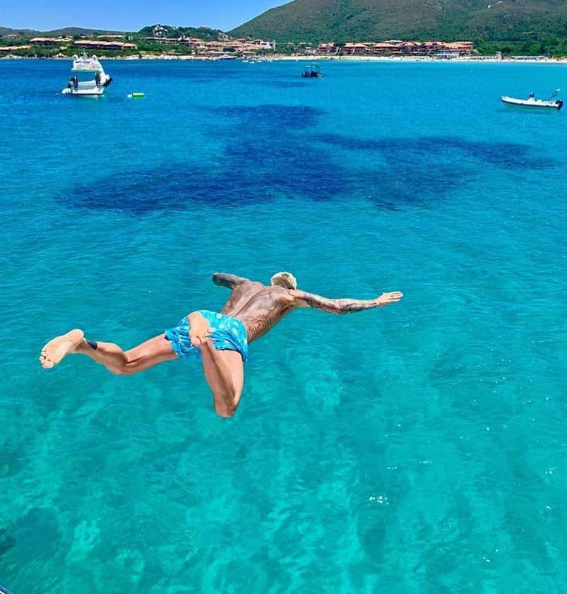 フェデリコ・ベルナルデスキのインスタグラム：「🌊 floating」