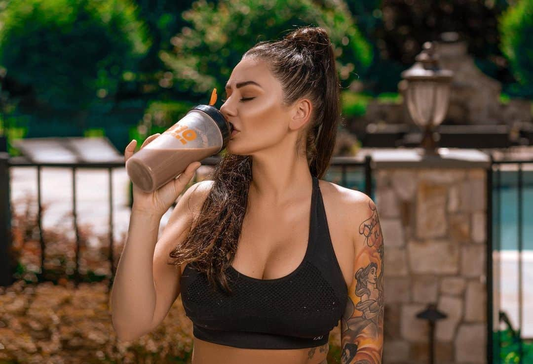 ジェイワウさんのインスタグラム写真 - (ジェイワウInstagram)「Sip, Sip, HOORAY! The sun is out and you know I’ve got my favorite chocolate #310shake with me. @310nutrition has everything you need to keep you looking and feeling your best! Plant-based, 0 sugar, dairy and nut free and filled with vitamins that you need to start your day right! #cleaneating #310ad #health」7月2日 2時04分 - jwoww