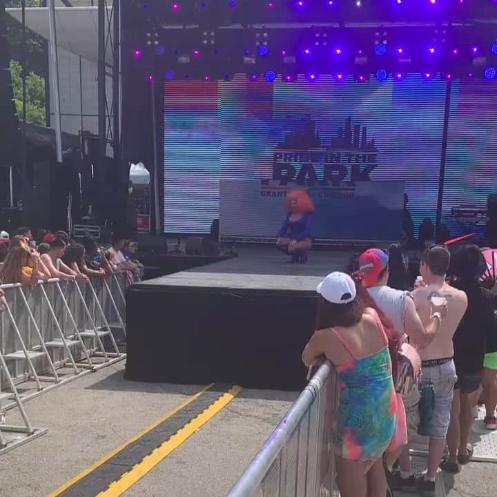 ジェニファー・ハドソンのインスタグラム：「Come on “ I got love” #smash #gaypride」