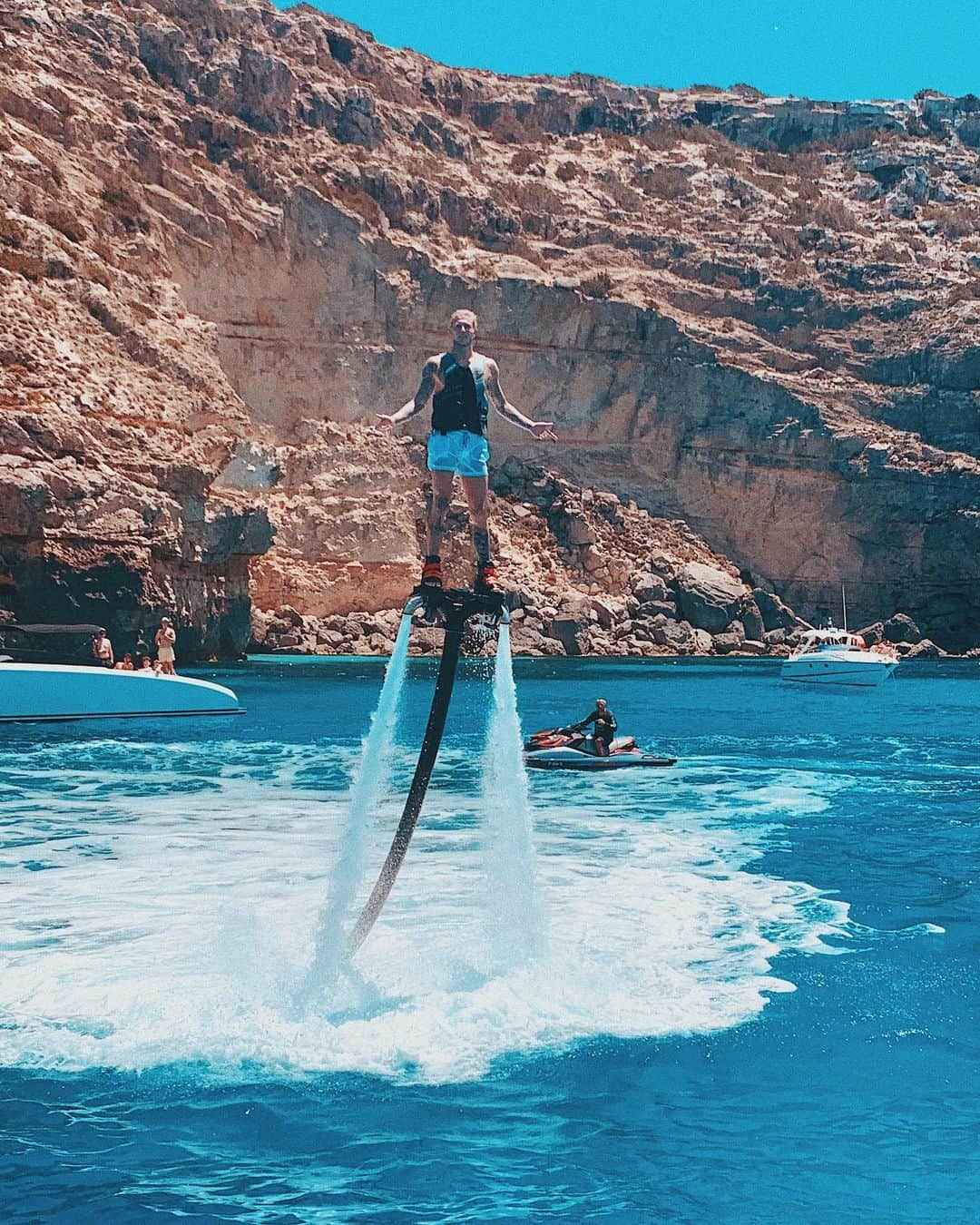 ロリス・カリウスのインスタグラム：「🤷🏼‍♂️🌪🚀」