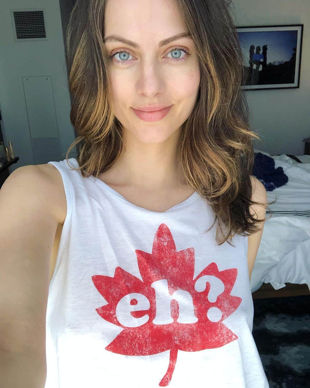 ジュリア・ボスさんのインスタグラム写真 - (ジュリア・ボスInstagram)「Happy Canada Day from my hotel room in Nashville y’all! My #eh shirt is still going strong #5yearsinarow #happycanadadayeh #happycanadaday」7月2日 2時19分 - juliavoth
