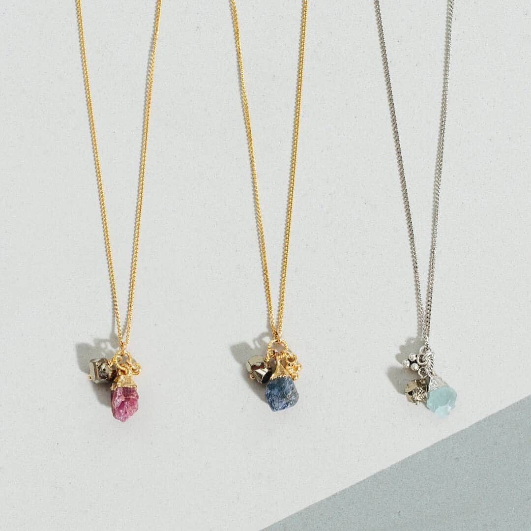 チャンルーさんのインスタグラム写真 - (チャンルーInstagram)「Delicate chain necklaces with nuggets of ruby, blue sapphire and green apatite 💎✨」7月2日 2時15分 - chanluu