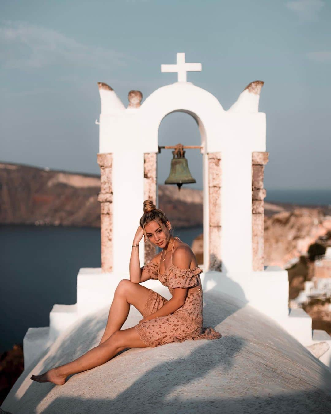 チャーリー・ジョーダンさんのインスタグラム写真 - (チャーリー・ジョーダンInstagram)「Mornings in Oía running around the beautiful white buildings! This was my first time to Greece; such beautiful people, I can’t stop eating Tzatziki, and the sunsets were perfect every night! Not to mention the landscape was beautiful lava rock sprinkled with white buildings! It looked like snow on mountains ✨ adventured around with @rorykramer and @evanpaterakis shooting! Swipe to check out the architecture of Greece!」7月2日 2時18分 - charlyjordan