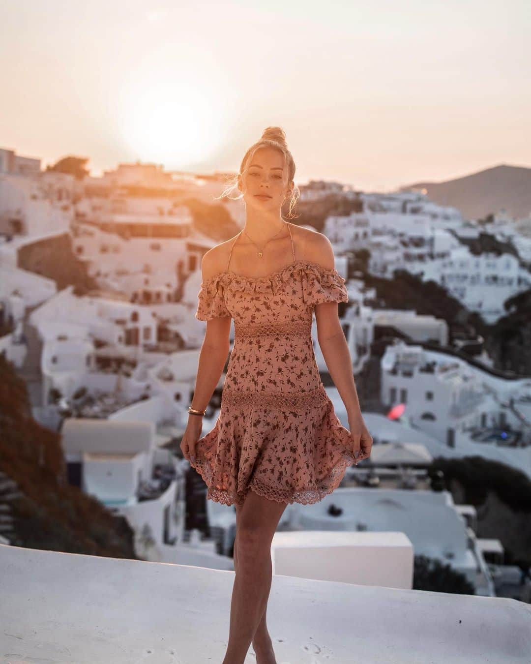 チャーリー・ジョーダンさんのインスタグラム写真 - (チャーリー・ジョーダンInstagram)「Mornings in Oía running around the beautiful white buildings! This was my first time to Greece; such beautiful people, I can’t stop eating Tzatziki, and the sunsets were perfect every night! Not to mention the landscape was beautiful lava rock sprinkled with white buildings! It looked like snow on mountains ✨ adventured around with @rorykramer and @evanpaterakis shooting! Swipe to check out the architecture of Greece!」7月2日 2時18分 - charlyjordan