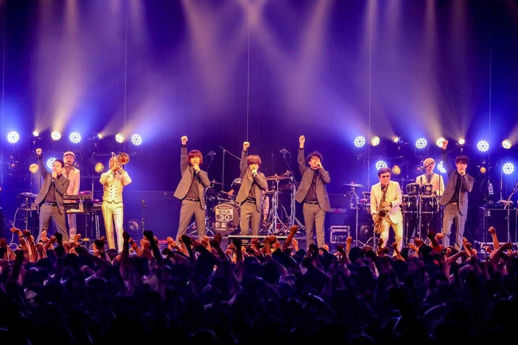 東京スカパラダイスオーケストラさんのインスタグラム写真 - (東京スカパラダイスオーケストラInstagram)「🔥スカパラ×キュウソネコカミ 🔥 6/30(日)キュウソネコカミのタイマンツアー「試練のTAIMAN TOUR 2019」の仙台PIT。  楽曲「メモリーバンド」によってさらにバンド同士の絆が深まった夜✨  Photo by  @vizkage  #スカパラ #キュウソネコカミ #キュウソ #TAIMAN2019 #東京スカパラダイスオーケストラ #tokyoskaparadiseorchestra #kyusonekokami」7月2日 2時28分 - tokyoska_official