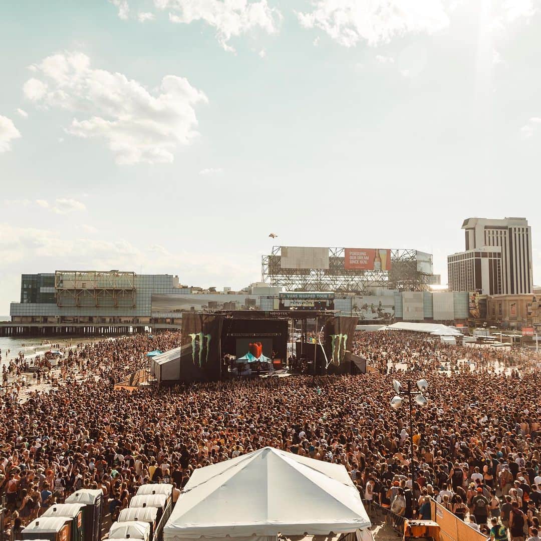 ジャスティン・ヒルズのインスタグラム：「Thanks @vanswarpedtour for having us. Congrats on 25 years! Thank you to everyone who showed up! @sleepingwithsirens has a lot more in store.. get ready! 🤘🏻Photos: @itsdannytodd」