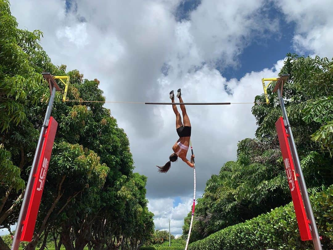 アリソン・ストーキーさんのインスタグラム写真 - (アリソン・ストーキーInstagram)「Pretty tough to beat backyard vaulting @ucs_spirit」7月2日 2時33分 - allisonstokke