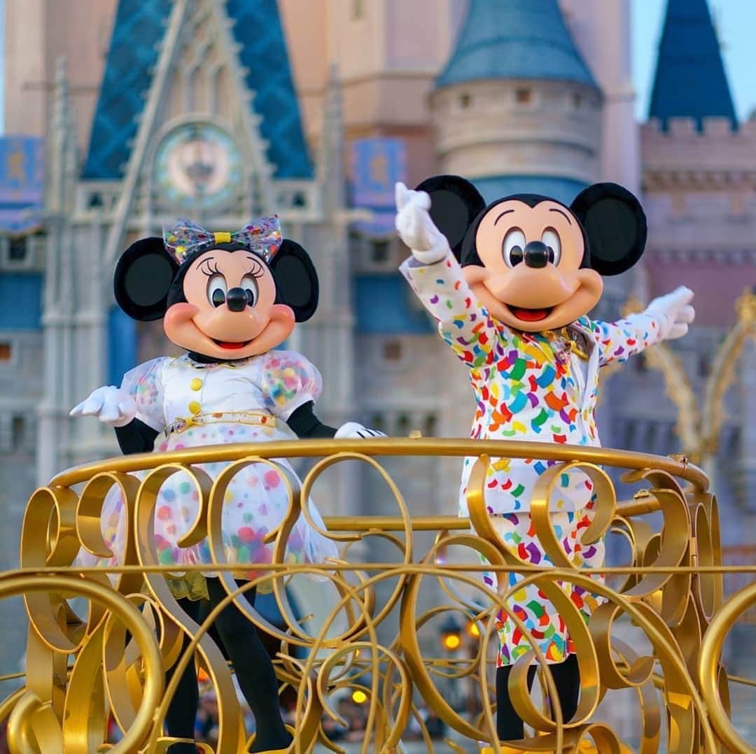 Walt Disney Worldさんのインスタグラム写真 - (Walt Disney WorldInstagram)「We’re still celebrating through September 30th! Summer is the perfect time to party with your pals at Mickey & Minnie’s #SurpriseCelebration. 🎉#MouseParty #NowMoreThanEver(📷: @ryan1photo)」7月2日 2時34分 - waltdisneyworld