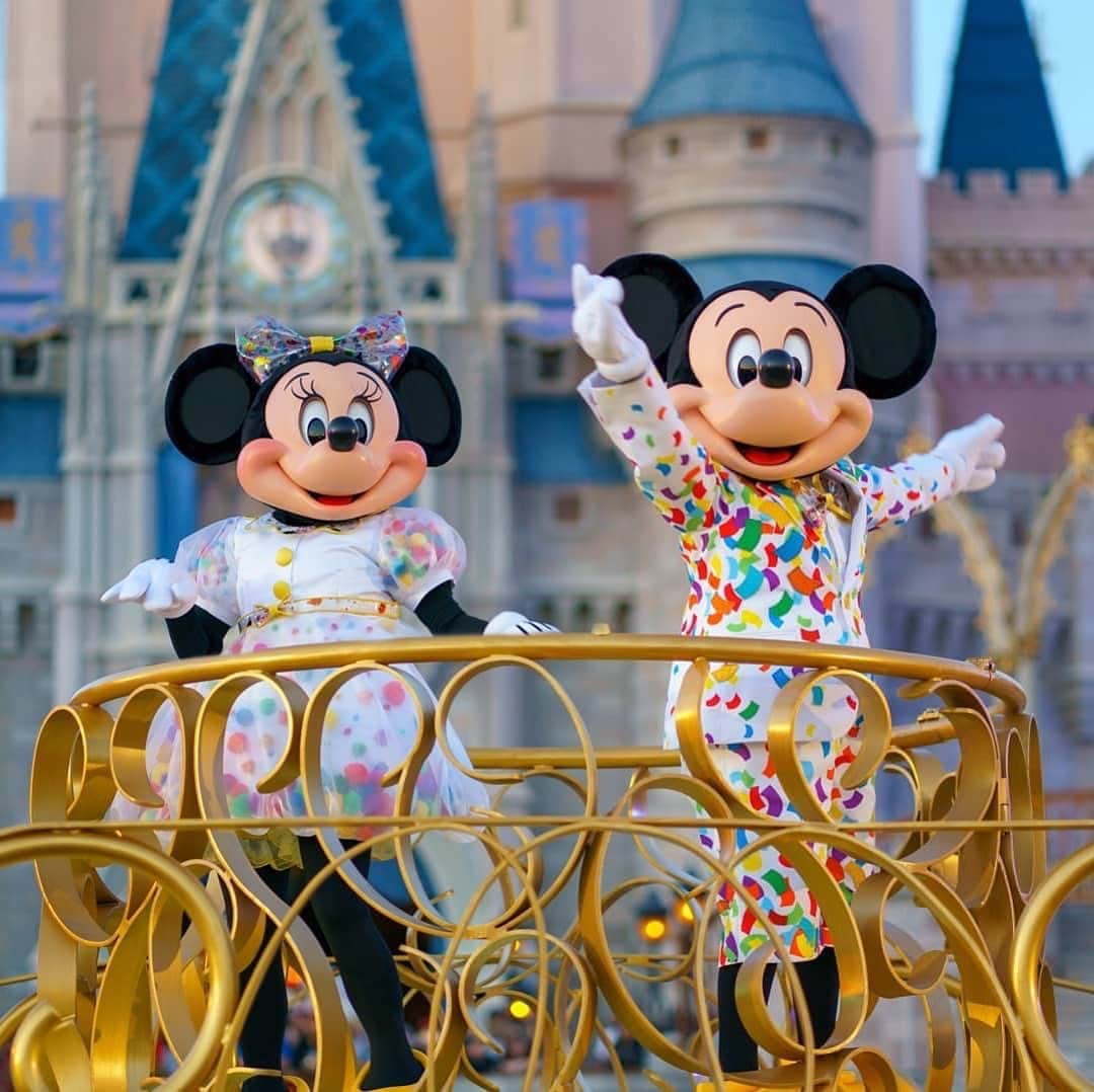 Walt Disney Worldのインスタグラム：「We’re still celebrating through September 30th! Summer is the perfect time to party with your pals at Mickey & Minnie’s #SurpriseCelebration. 🎉#MouseParty #NowMoreThanEver(📷: @ryan1photo)」