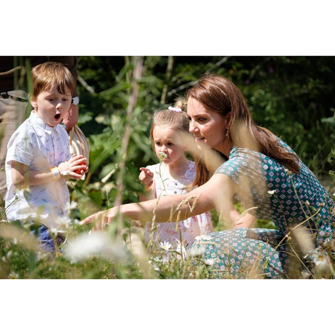 ウィリアム（ケンブリッジ公）さんのインスタグラム写真 - (ウィリアム（ケンブリッジ公）Instagram)「🍃 The Duchess of Cambridge hosted a picnic for her patronages in the Back to Nature Garden at #RHSHampton — where she was joined by children from @afnccf, Evelina Children’s Hospital, @actionforchildrenuk and @_place2be to explore the garden and experience the positive effects of spending time outside.  The Duchess of Cambridge’s RHS Back to Nature Garden has transferred to @The_RHS Hampton Court Palace Garden Festival — the design has the same wild and natural feel but has been developed in order to create further opportunities for children and families to interact with nature. The design for this garden has once again been created through a collaboration between Her Royal Highness, landscape architects @davies_white and the RHS.  As part of her longstanding work on Early Years, The Duchess believes that spending time outdoors plays a pivotal role in children’s future health and happiness. Her garden highlights how time spent in natural environments can help build the foundations for positive physical and mental wellbeing that last through childhood and over a lifetime.  Features like the hollow log and rustic dens 🏕 have returned from Chelsea, in addition to a new hidden cave, treehouse 🌳, camo netting, rolling hill ⛰ and stream 💧. These environments enable children to develop skills for life through free play, building their confidence, strength, resilience and social skills.  In addition to the physical and mental health benefits of being in nature, spending quality time with parents and carers outside has a valuable impact on children’s early development. In the garden, families can explore together and enjoy nature as a playground. There is a pond to paddle in, a bug hotel 🐞 that provides habitats for all sorts of wildlife, as well as a bee-friendly 🐝 wildflower meadow that covers the hill in meadow buttercup, ox-eye daisy, red clover and common spotted orchid.」7月2日 2時43分 - princeandprincessofwales