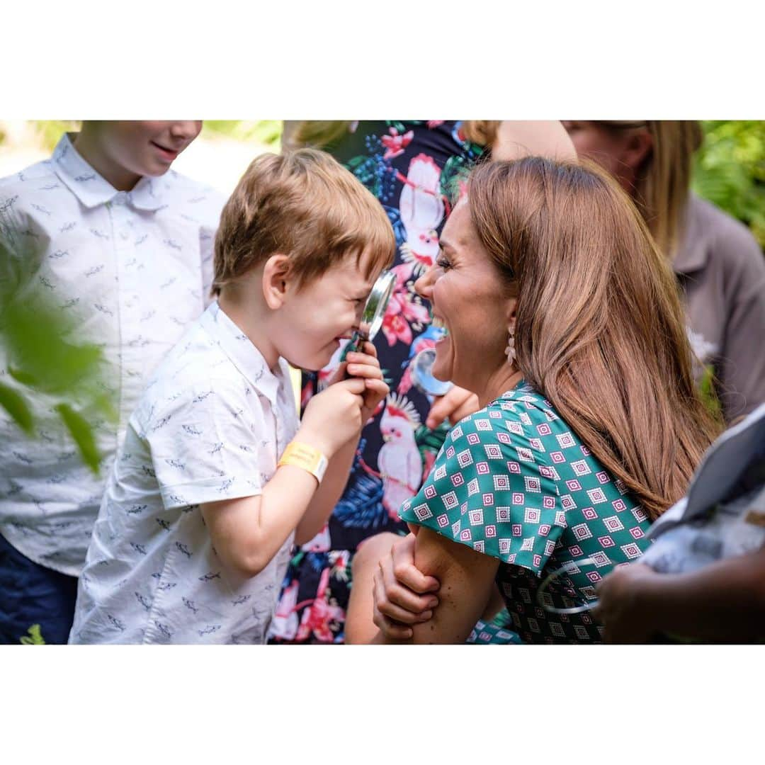 ウィリアム（ケンブリッジ公）さんのインスタグラム写真 - (ウィリアム（ケンブリッジ公）Instagram)「🍃 The Duchess of Cambridge hosted a picnic for her patronages in the Back to Nature Garden at #RHSHampton — where she was joined by children from @afnccf, Evelina Children’s Hospital, @actionforchildrenuk and @_place2be to explore the garden and experience the positive effects of spending time outside.  The Duchess of Cambridge’s RHS Back to Nature Garden has transferred to @The_RHS Hampton Court Palace Garden Festival — the design has the same wild and natural feel but has been developed in order to create further opportunities for children and families to interact with nature. The design for this garden has once again been created through a collaboration between Her Royal Highness, landscape architects @davies_white and the RHS.  As part of her longstanding work on Early Years, The Duchess believes that spending time outdoors plays a pivotal role in children’s future health and happiness. Her garden highlights how time spent in natural environments can help build the foundations for positive physical and mental wellbeing that last through childhood and over a lifetime.  Features like the hollow log and rustic dens 🏕 have returned from Chelsea, in addition to a new hidden cave, treehouse 🌳, camo netting, rolling hill ⛰ and stream 💧. These environments enable children to develop skills for life through free play, building their confidence, strength, resilience and social skills.  In addition to the physical and mental health benefits of being in nature, spending quality time with parents and carers outside has a valuable impact on children’s early development. In the garden, families can explore together and enjoy nature as a playground. There is a pond to paddle in, a bug hotel 🐞 that provides habitats for all sorts of wildlife, as well as a bee-friendly 🐝 wildflower meadow that covers the hill in meadow buttercup, ox-eye daisy, red clover and common spotted orchid.」7月2日 2時43分 - princeandprincessofwales