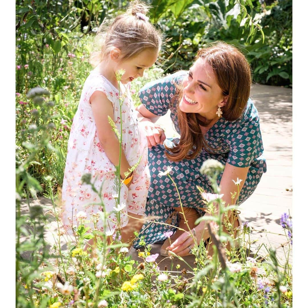 ウィリアム（ケンブリッジ公）さんのインスタグラム写真 - (ウィリアム（ケンブリッジ公）Instagram)「🍃 The Duchess of Cambridge hosted a picnic for her patronages in the Back to Nature Garden at #RHSHampton — where she was joined by children from @afnccf, Evelina Children’s Hospital, @actionforchildrenuk and @_place2be to explore the garden and experience the positive effects of spending time outside.  The Duchess of Cambridge’s RHS Back to Nature Garden has transferred to @The_RHS Hampton Court Palace Garden Festival — the design has the same wild and natural feel but has been developed in order to create further opportunities for children and families to interact with nature. The design for this garden has once again been created through a collaboration between Her Royal Highness, landscape architects @davies_white and the RHS.  As part of her longstanding work on Early Years, The Duchess believes that spending time outdoors plays a pivotal role in children’s future health and happiness. Her garden highlights how time spent in natural environments can help build the foundations for positive physical and mental wellbeing that last through childhood and over a lifetime.  Features like the hollow log and rustic dens 🏕 have returned from Chelsea, in addition to a new hidden cave, treehouse 🌳, camo netting, rolling hill ⛰ and stream 💧. These environments enable children to develop skills for life through free play, building their confidence, strength, resilience and social skills.  In addition to the physical and mental health benefits of being in nature, spending quality time with parents and carers outside has a valuable impact on children’s early development. In the garden, families can explore together and enjoy nature as a playground. There is a pond to paddle in, a bug hotel 🐞 that provides habitats for all sorts of wildlife, as well as a bee-friendly 🐝 wildflower meadow that covers the hill in meadow buttercup, ox-eye daisy, red clover and common spotted orchid.」7月2日 2時43分 - princeandprincessofwales