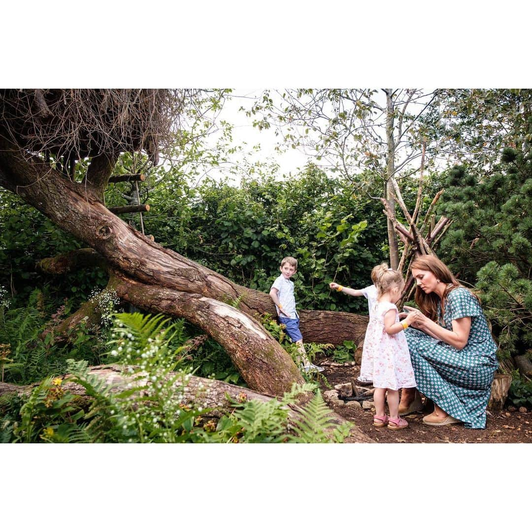 ウィリアム（ケンブリッジ公）さんのインスタグラム写真 - (ウィリアム（ケンブリッジ公）Instagram)「🍃 The Duchess of Cambridge hosted a picnic for her patronages in the Back to Nature Garden at #RHSHampton — where she was joined by children from @afnccf, Evelina Children’s Hospital, @actionforchildrenuk and @_place2be to explore the garden and experience the positive effects of spending time outside.  The Duchess of Cambridge’s RHS Back to Nature Garden has transferred to @The_RHS Hampton Court Palace Garden Festival — the design has the same wild and natural feel but has been developed in order to create further opportunities for children and families to interact with nature. The design for this garden has once again been created through a collaboration between Her Royal Highness, landscape architects @davies_white and the RHS.  As part of her longstanding work on Early Years, The Duchess believes that spending time outdoors plays a pivotal role in children’s future health and happiness. Her garden highlights how time spent in natural environments can help build the foundations for positive physical and mental wellbeing that last through childhood and over a lifetime.  Features like the hollow log and rustic dens 🏕 have returned from Chelsea, in addition to a new hidden cave, treehouse 🌳, camo netting, rolling hill ⛰ and stream 💧. These environments enable children to develop skills for life through free play, building their confidence, strength, resilience and social skills.  In addition to the physical and mental health benefits of being in nature, spending quality time with parents and carers outside has a valuable impact on children’s early development. In the garden, families can explore together and enjoy nature as a playground. There is a pond to paddle in, a bug hotel 🐞 that provides habitats for all sorts of wildlife, as well as a bee-friendly 🐝 wildflower meadow that covers the hill in meadow buttercup, ox-eye daisy, red clover and common spotted orchid.」7月2日 2時43分 - princeandprincessofwales