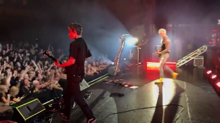 のインスタグラム：「Spent the past week on tour with @machinegunkelly playing #ithinkimokay and a couple other songs on guitar. I love writing but I grew up playing guitar in bands so I kinda felt like a kid again. Also super fun seeing something I helped write come to life outside of the studio.」