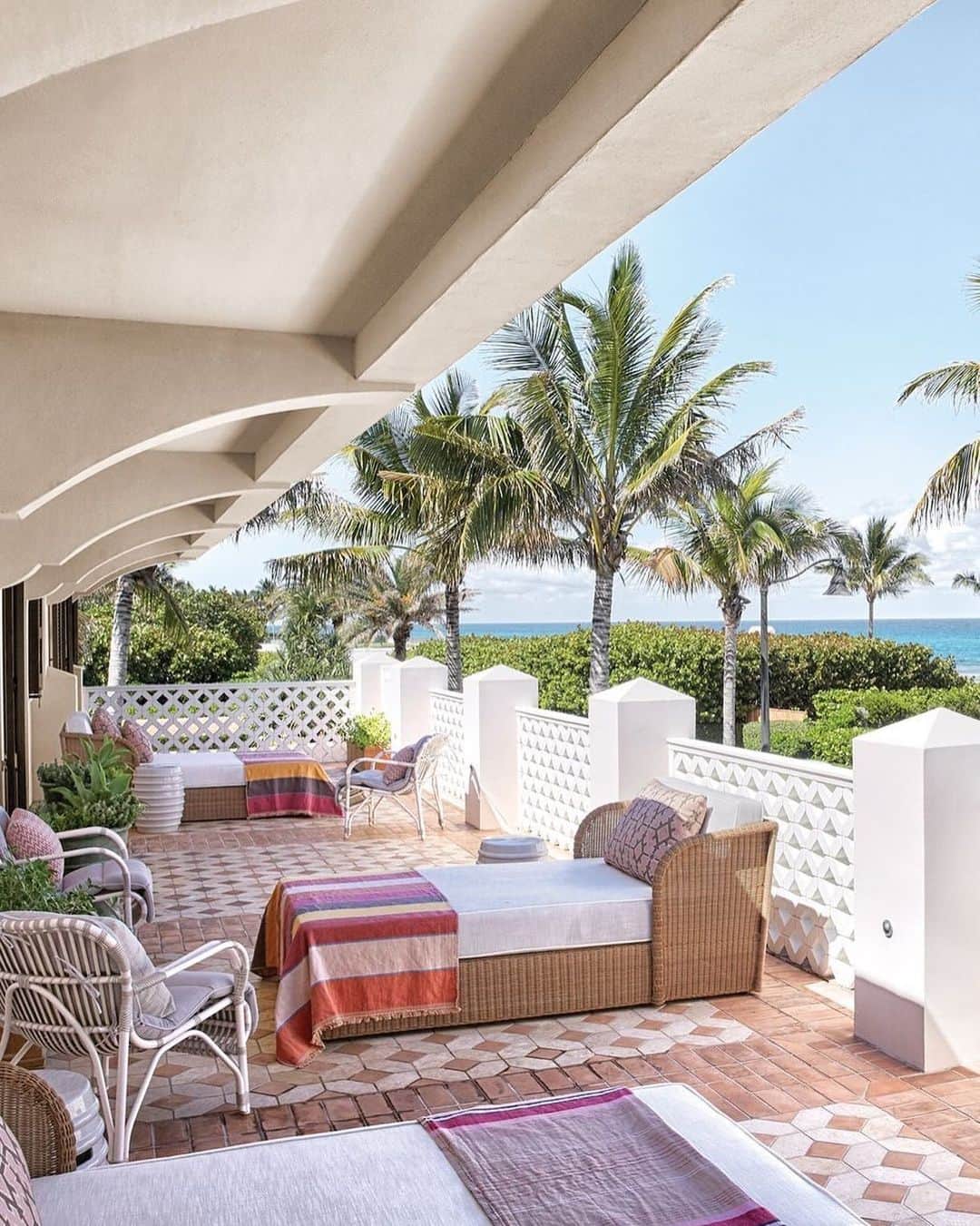 ELLE DECORさんのインスタグラム写真 - (ELLE DECORInstagram)「Inspired by classic Palm Beach loggias, designer @tomscheerer crafted this Palm Beach pool pavilion for comfortable outdoor living, with views to the ocean and beyond. Click the link in bio for the full home tour, as seen in our July/August 2019 issue. Photo: @francescolagnese」7月2日 2時55分 - elledecor