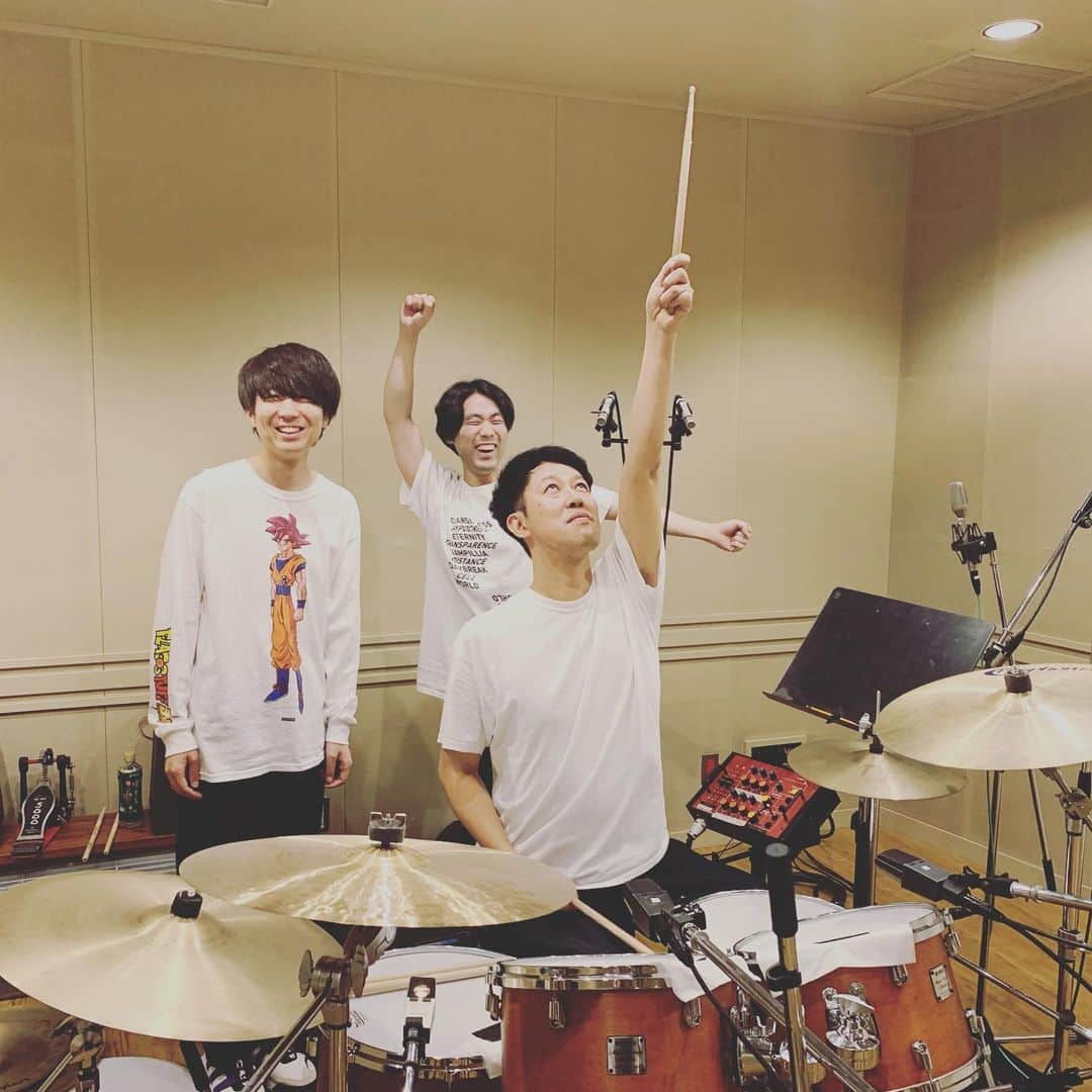 ジェニーハイ(公式)さんのインスタグラム写真 - (ジェニーハイ(公式)Instagram)「レコーディング初日終了！ドラムの栄太郎先生と。 #ジェニーハイ」7月2日 2時54分 - geniehigh