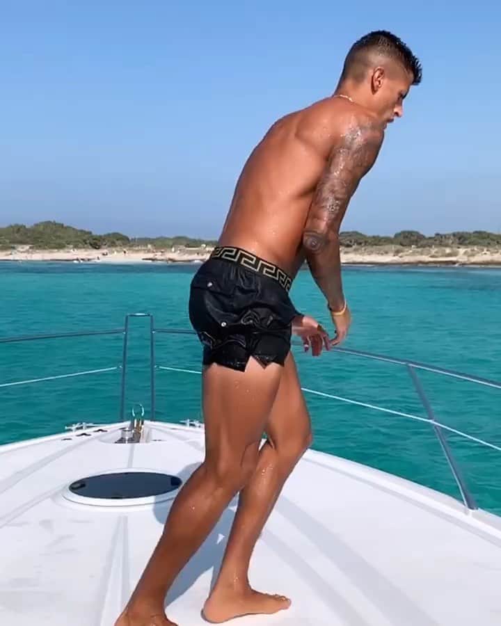 ジョアン・カンセロのインスタグラム：「Holidays 🛥🏊🏼‍♂️ #mommyblessme」