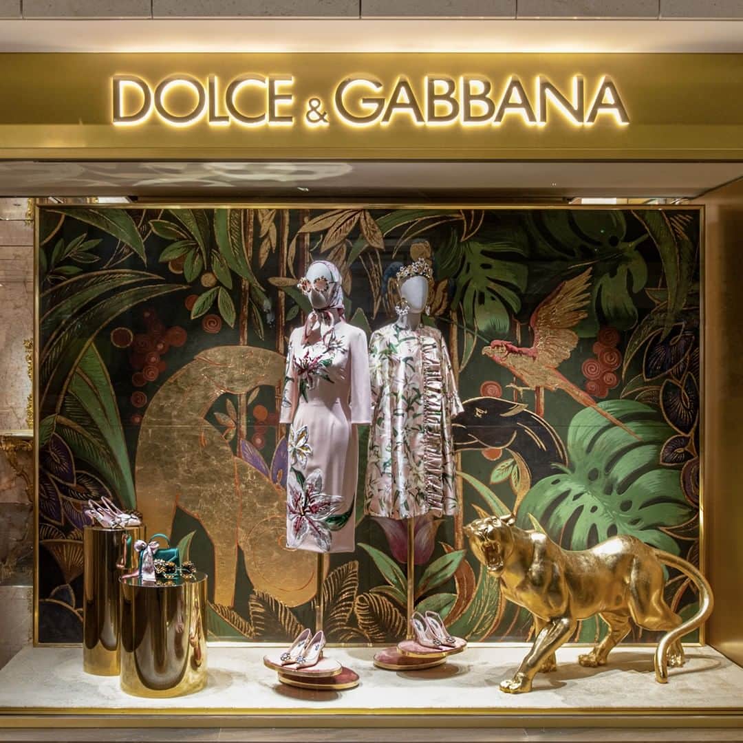 ドルチェ&ガッバーナさんのインスタグラム写真 - (ドルチェ&ガッバーナInstagram)「Get inspired by the feminine beauty exhibited in the window displays of Montecarlo's boutique.  #DGWomen #DGLovesMonteCarlo #DGEyewear」7月2日 3時01分 - dolcegabbana