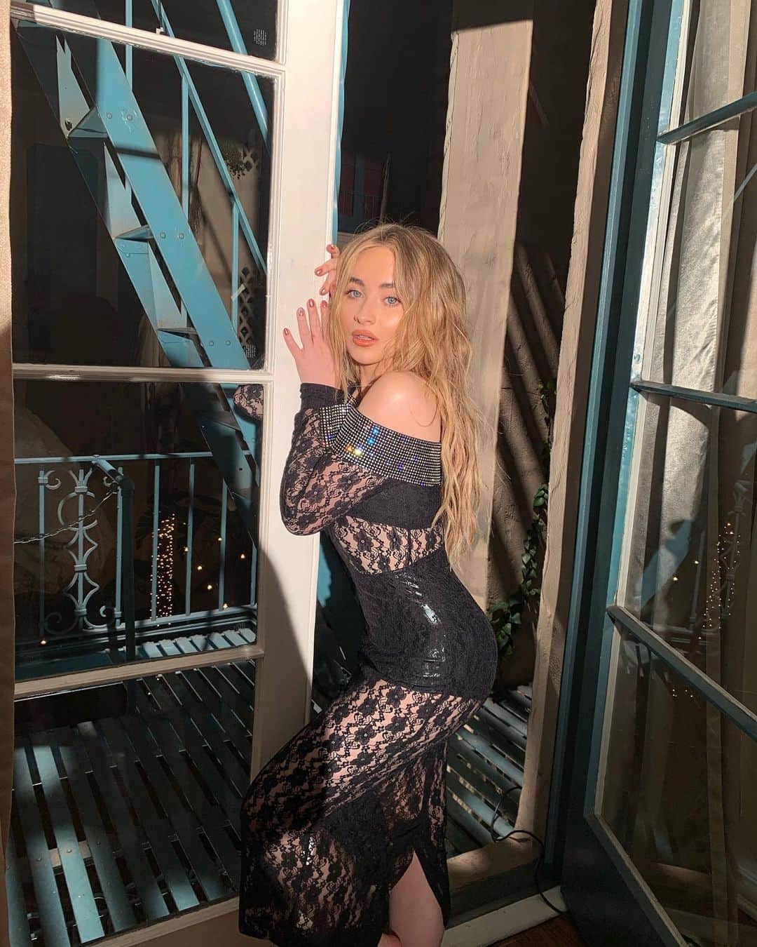 サブリナ・カーペンターのインスタグラム：「it’s officially singular szn 🖤 7/19 🖤」