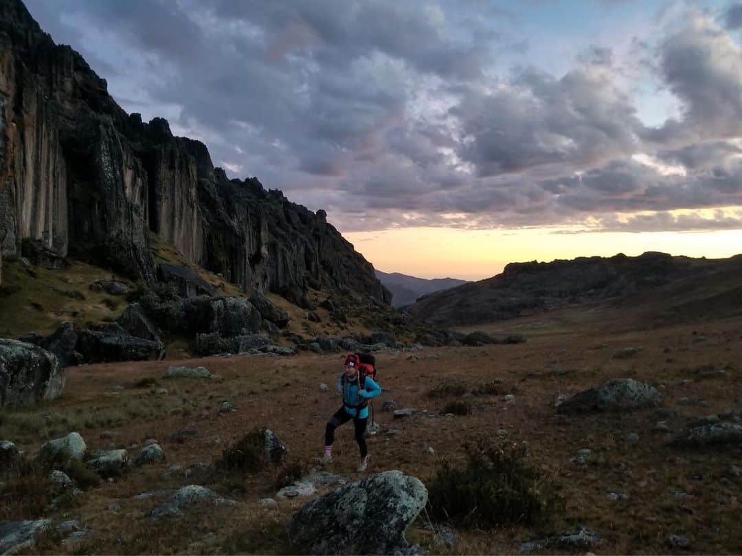 エミリー・ハリントンのインスタグラム：「Back to winter 🥶 until August...because ceviche & pisco sours are life 🙌 Rocks too I suppose....🇵🇪❤️💃🏼 // @thenorthface_climb // @thenorthface // #neverstopexploring」