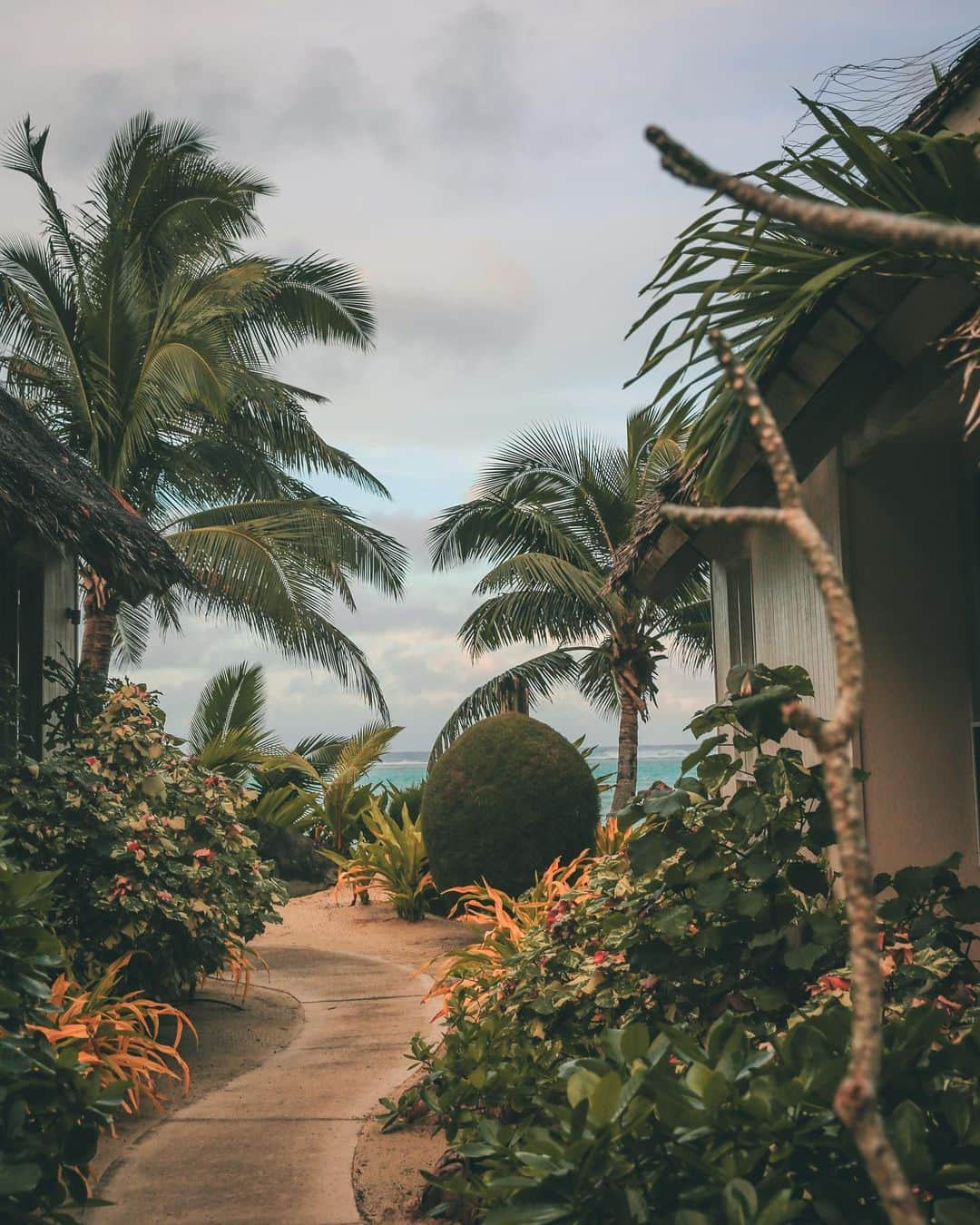 クリスタル・ハリスさんのインスタグラム写真 - (クリスタル・ハリスInstagram)「Beach vibes all day here at Little Polynesian 🏖⁣ ⁣ I think little islands are my favorite place to be in the world. I feel so lucky to be able to visit some of the most beautiful places on the globe. It wasn’t always this way and my mom and I really struggled growing up after the loss of my dad. I love my mom so much and appreciate her, especially with having three children and having to jump into taking on the role of two parents. ⁣ ⁣ It is so nice to be here in paradise. I think travel really helps with self discovery and healing. ⁣ ⁣ @cookislands @littlepolynesian ⁣ ⁣ #littlepolynesian #pacificresort #rarotonga #beautifuldestinations #explore #islandlife #vacation #cooks #islandlife #beachtime #waves #beachvibes #beach #beachlife #travel #summer #beachside #ocean #sea #paradiseonearth #paradisefound #instatraveling #adventure #landscape #igtravel #traveladdict ⁣」7月2日 3時11分 - crystalhefner