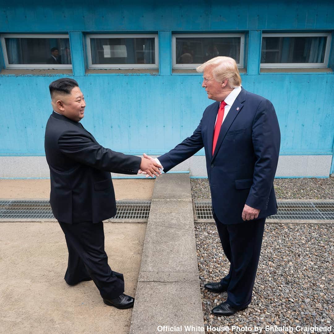 ABC Newsさんのインスタグラム写真 - (ABC NewsInstagram)「Donald Trump became the first U.S. president to step into North Korea Sunday, reaching across the demarcation line to shake hands with North Korean leader Kim Jong Un. The White House has released official photos of the event. #whitehouse #donaldtrump #northkorea #southkorea」7月2日 3時21分 - abcnews