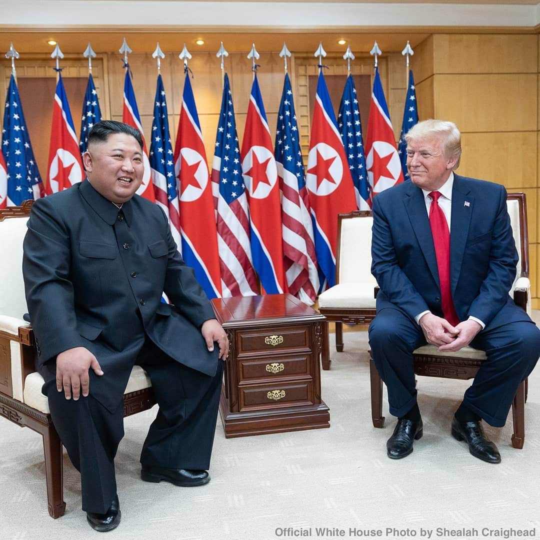 ABC Newsさんのインスタグラム写真 - (ABC NewsInstagram)「Donald Trump became the first U.S. president to step into North Korea Sunday, reaching across the demarcation line to shake hands with North Korean leader Kim Jong Un. The White House has released official photos of the event. #whitehouse #donaldtrump #northkorea #southkorea」7月2日 3時21分 - abcnews