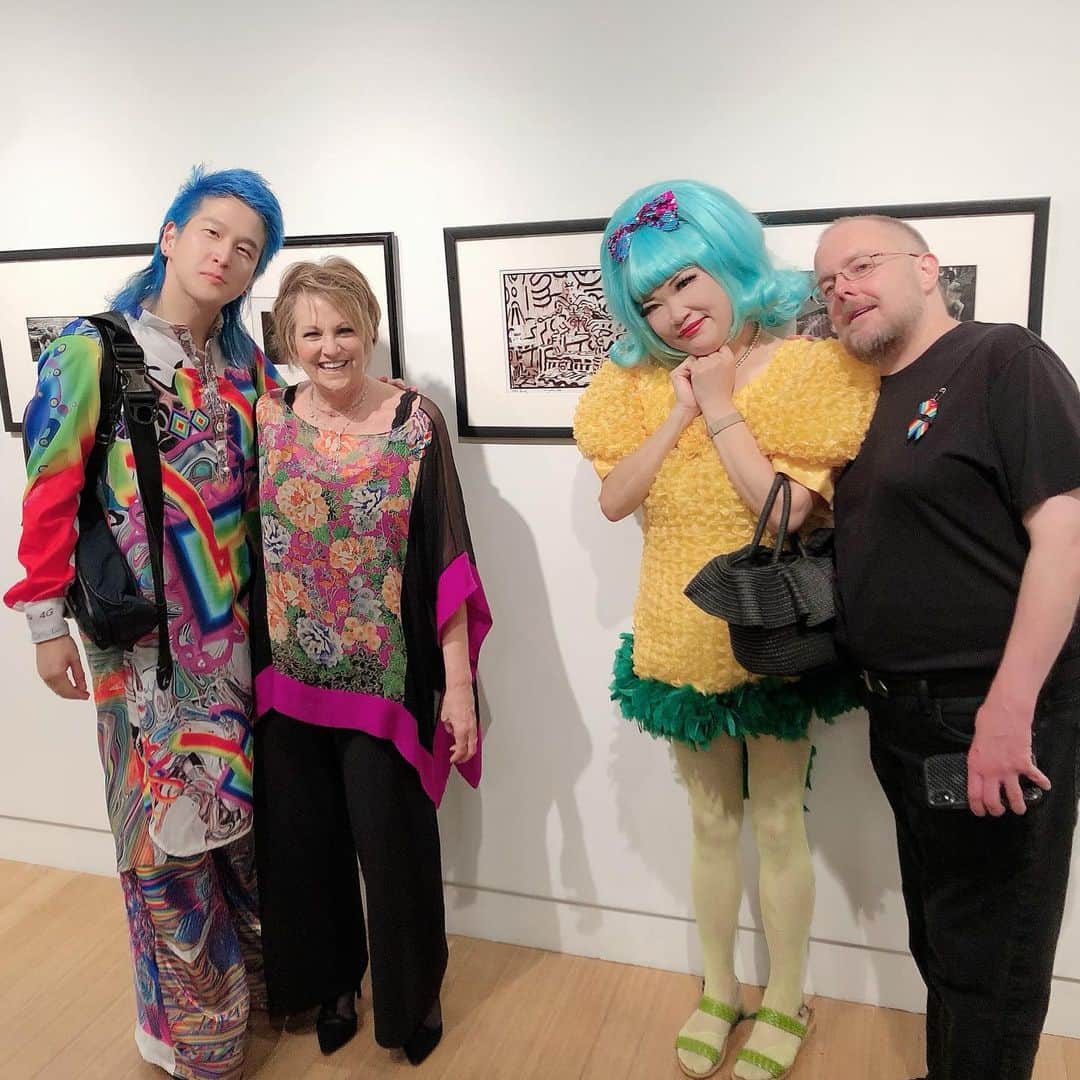 ジュン中山のインスタグラム：「Met @spincyclenyc and @lornaluftofficial #judygarlanddoughter at @bonhamscontemporary in front of my favorite photographer #annieleibovitz #libra #sameBD @keithharingfoundation pics  #celebrity #nyc #instaart #instapic」