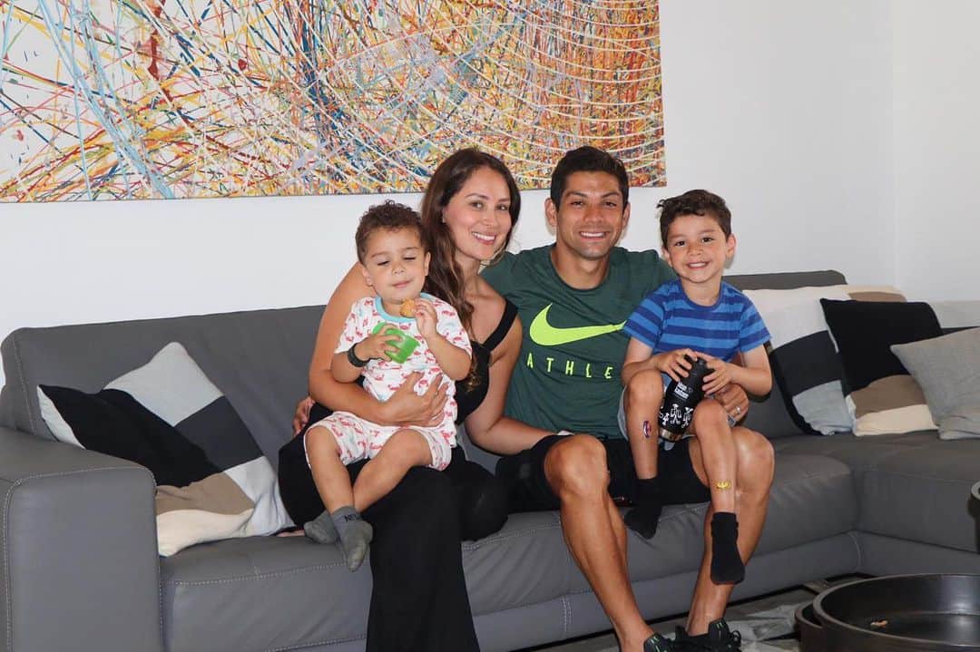 クリスチャン・ガンボアのインスタグラム：「De nuevo juntos ... 👨‍👩‍👦‍👦 Julián por supuesto con su galleta 😂😅」