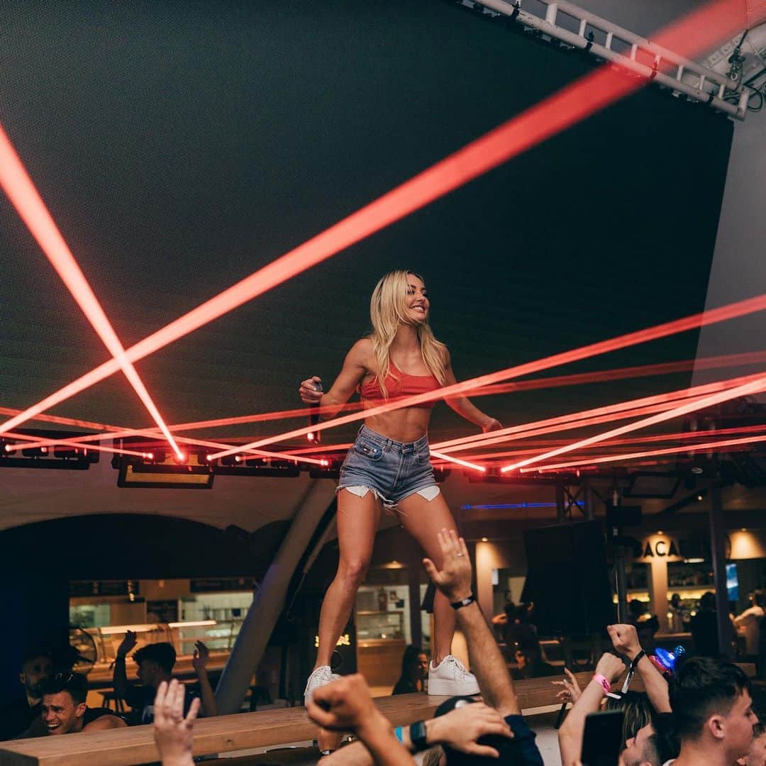 BROOKE EVERSさんのインスタグラム写真 - (BROOKE EVERSInstagram)「My debut show at @faroutbeachclub IOS was insane! Thanks for raging with me legends! @lucaepifany 🇬🇷」7月2日 3時22分 - brookeevers