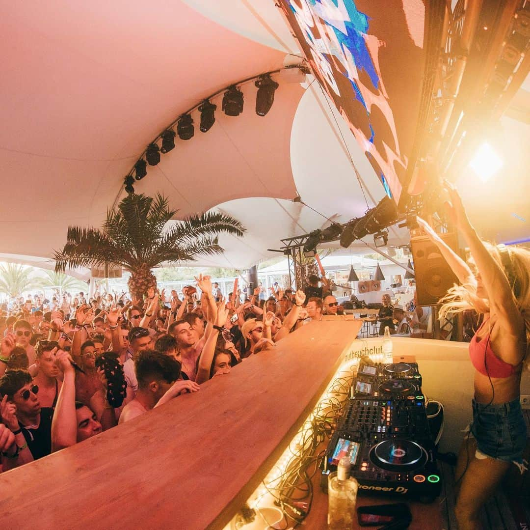 BROOKE EVERSさんのインスタグラム写真 - (BROOKE EVERSInstagram)「My debut show at @faroutbeachclub IOS was insane! Thanks for raging with me legends! @lucaepifany 🇬🇷」7月2日 3時22分 - brookeevers