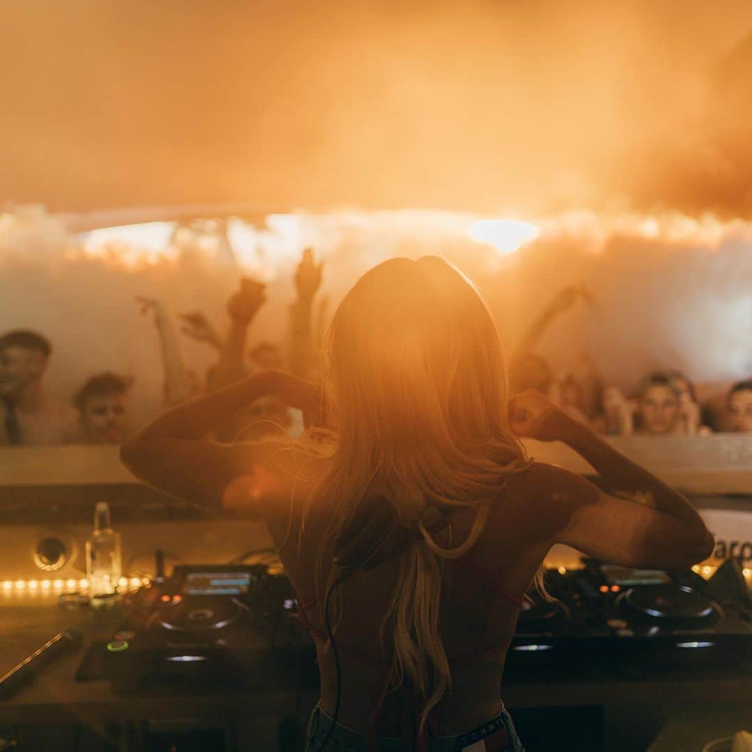 BROOKE EVERSさんのインスタグラム写真 - (BROOKE EVERSInstagram)「My debut show at @faroutbeachclub IOS was insane! Thanks for raging with me legends! @lucaepifany 🇬🇷」7月2日 3時22分 - brookeevers