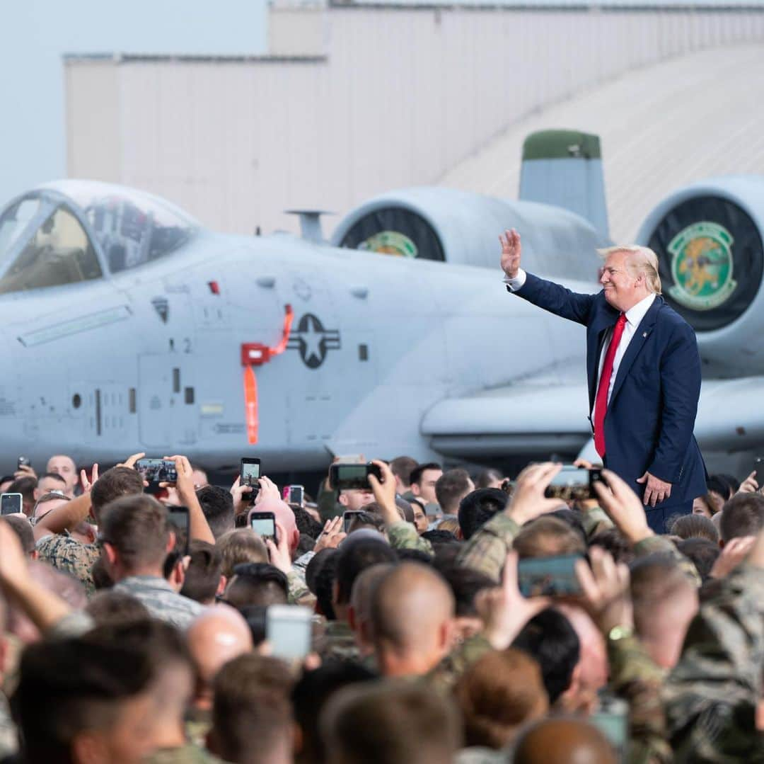 ドナルド・トランプさんのインスタグラム写真 - (ドナルド・トランプInstagram)「We love our US Troops! 🇺🇸」7月2日 3時27分 - realdonaldtrump