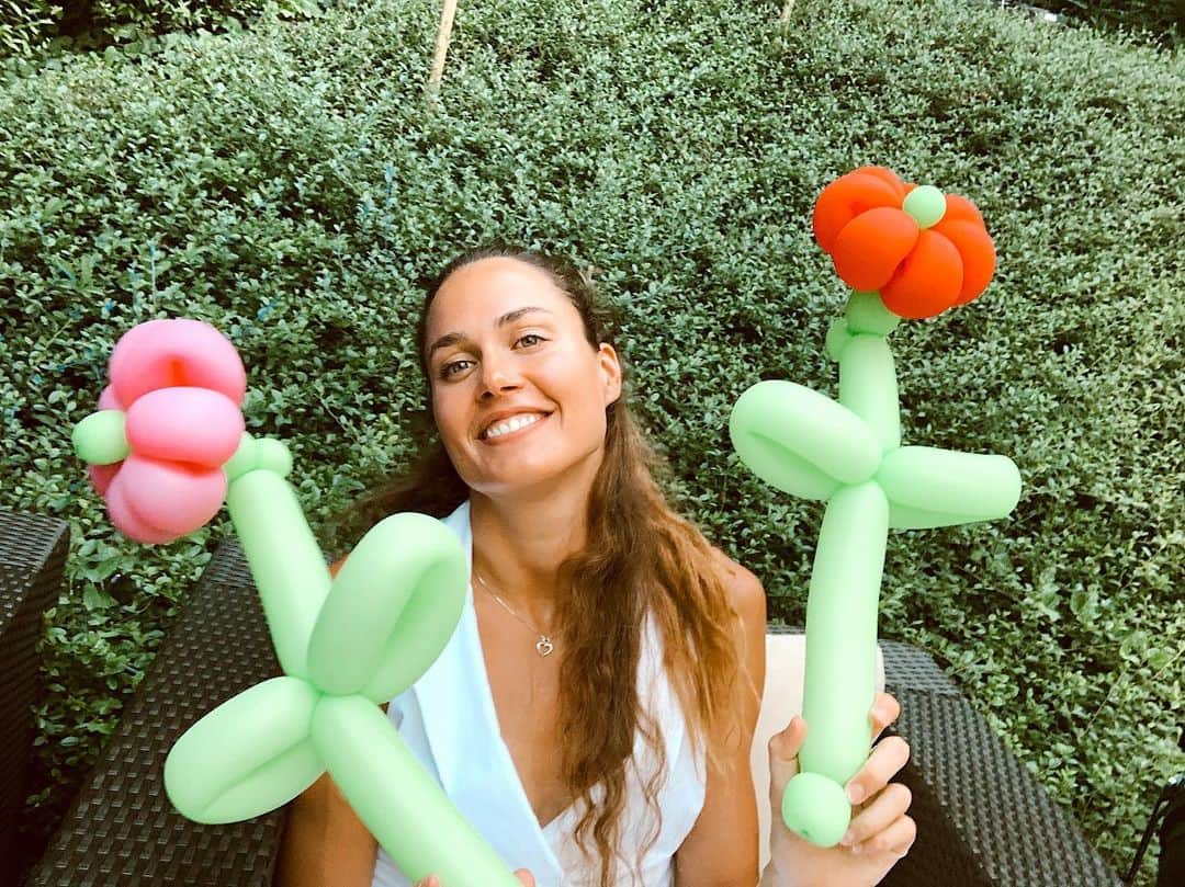 ズザンナ・ヤカボスのインスタグラム：「🌸🌺」