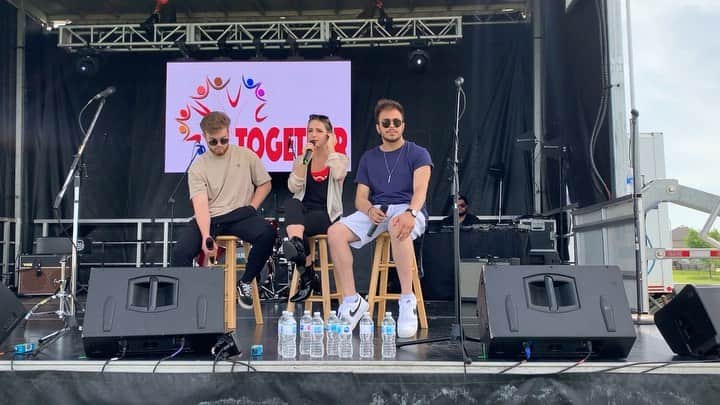 ヴィクトリア・ダフィールドのインスタグラム：「Soundcheck fun with the team! Canada Day show TONIGHT! 9pm @canadadaytogether 🇨🇦❤️ @thechase.official @omidnazlife @mzlaurenlyn @amvndamay @kayarthevirgo @mrleonblackwood @gabegallucci」