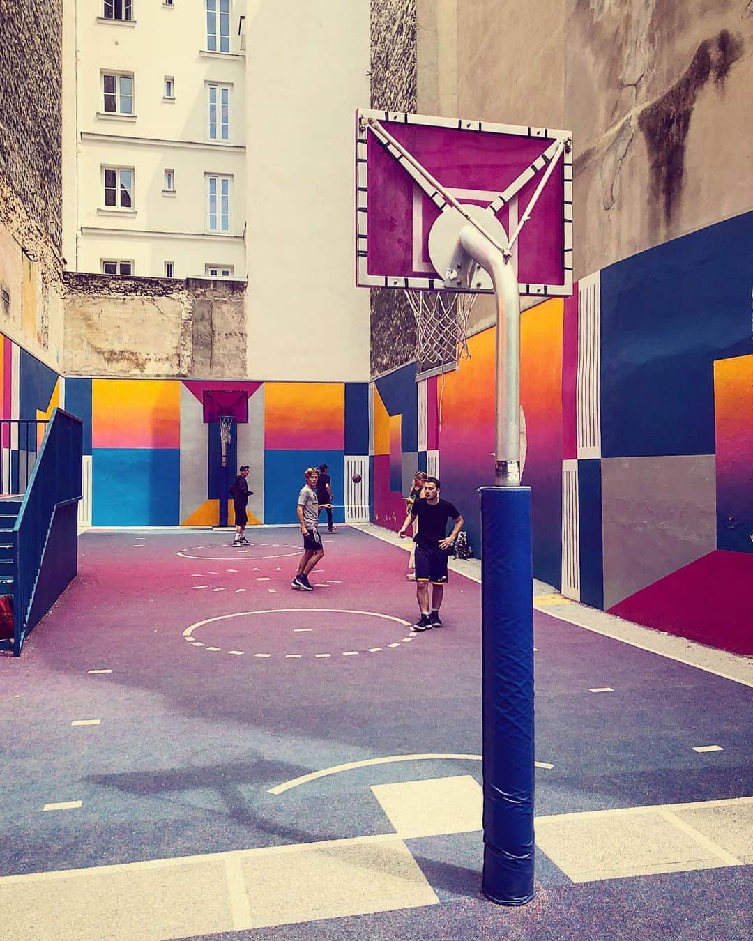 デレク・ブラスバーグさんのインスタグラム写真 - (デレク・ブラスバーグInstagram)「Even the basketball courts are chicer in Paris 💜🏀」7月2日 3時47分 - derekblasberg