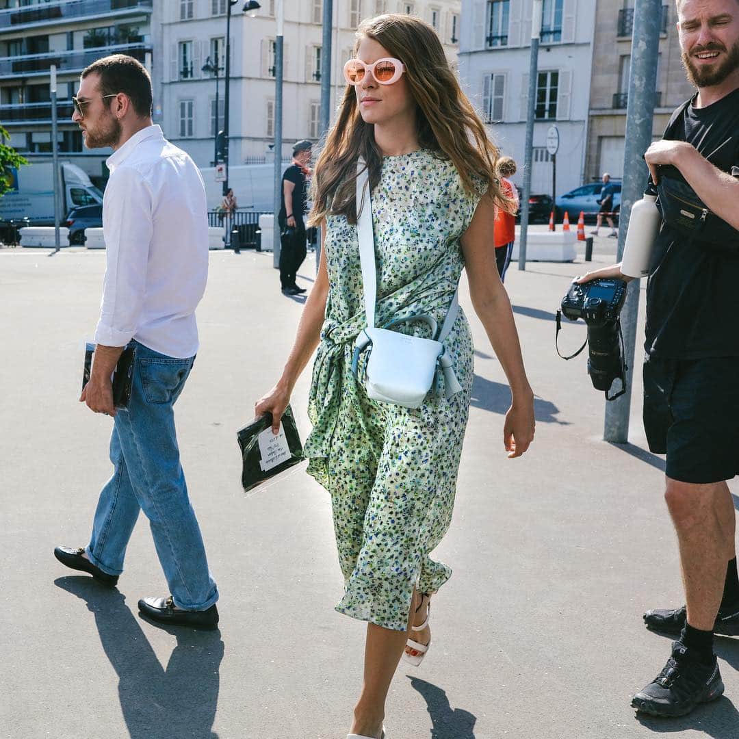 Vogue Runwayさんのインスタグラム写真 - (Vogue RunwayInstagram)「After a month of covering men's street style, we're shifting gears for couture. Tap the link in our bio to see Phil Oh's best snapshots of the week in Paris. Photographed by @mrstreetpeeper」7月2日 3時42分 - voguerunway