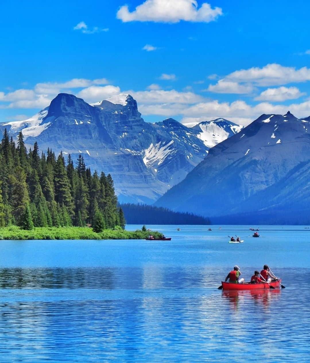 Travel + Leisureさんのインスタグラム写真 - (Travel + LeisureInstagram)「Searching for your next romantic getaway? Spend a weekend by Moraine Lake or Maligne Lake, where you can find excellent hiking trails, incredible glaciers and wildlife. Get our list of the best summer trips for couples at the link in bio! #tlpicks courtesy of @mthiessen」7月2日 3時46分 - travelandleisure
