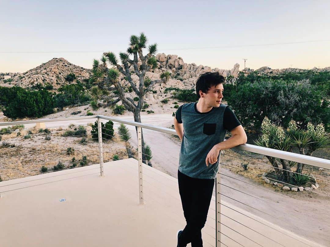 キートン・ストロンバーグのインスタグラム：「Wrote some songs in the desert 🌵  It was great」