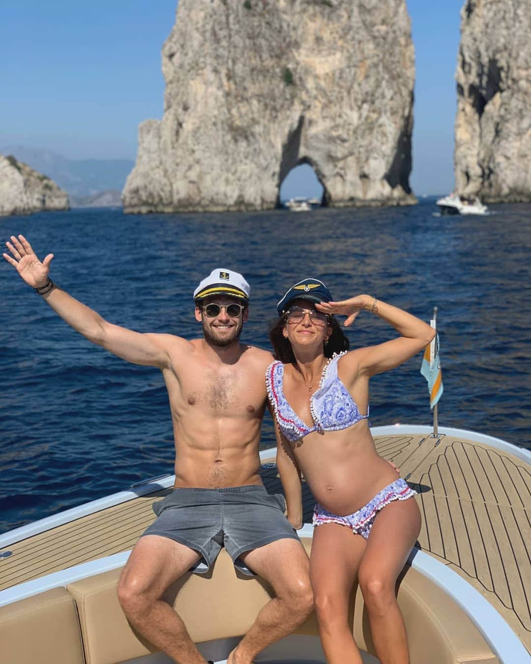 デイリー・ブリントのインスタグラム：「Aye Aye Captain 😜😎 Great Day! ☀️🚤 #AmalfiCoast #Capri」