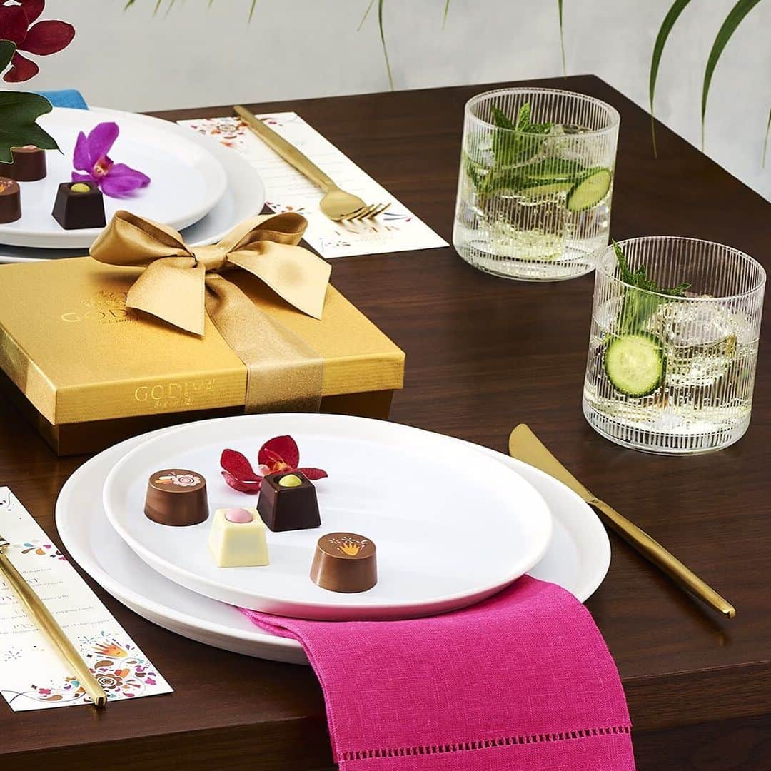 GODIVAさんのインスタグラム写真 - (GODIVAInstagram)「Our Festival Collection is a party - and you’re invited 🎉 Inspired by festivals around the world, our chocolatiers created this assortment as an ode to summer fun. Discover each flavor at a GODIVA Boutique near you.」7月2日 4時04分 - godiva